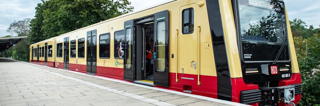 Kurzer Ausflug vom S-Bahn-Werk Grünau zum benachbarten S-Bahnhof: ein Zwei-Wagen-Verband der neuen S-Bahn-Baureihe.