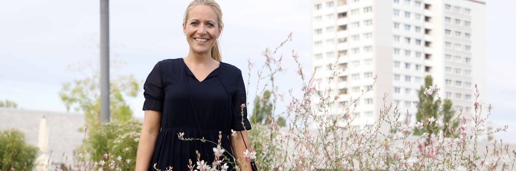 RBB-Radiomoderatorin Lydia Mikiforow (31) in den Gärten der Welt in Marzahn-Hellersdorf. In dem Hochhaus-Bezirk hat sie die ersten Jahre nach der Deutschen Einheit erlebt.