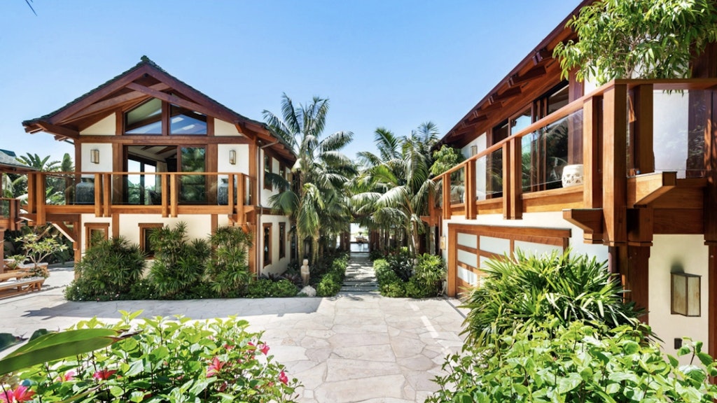 Das luxuriöse „Orchid House“ von Pierce Brosnan steht zum Verkauf.