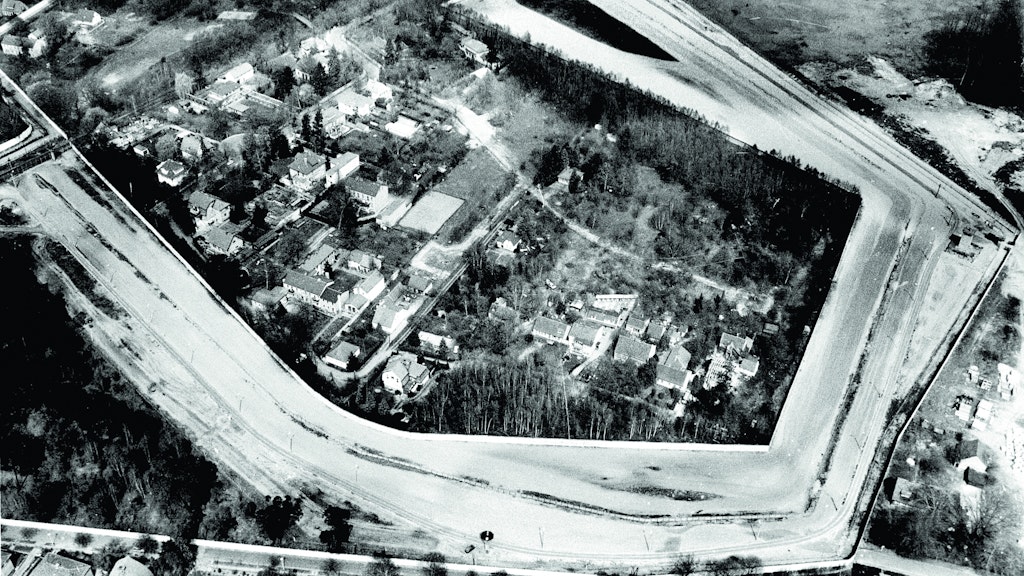 Das Luftbild zeigt das von Mauer und Todesstreifen umgebene Steinstücken im Jahr 1986. Das US-Militär kann die Exklave von 1961 bis 1972 nur aus der Luft erreichen.