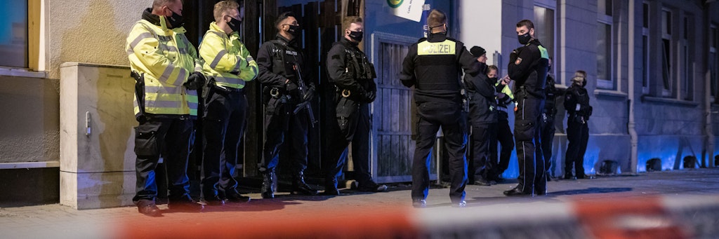 Polizisten sichern den Zugang zu einem Hinterhof eines Hauses im Bereich Harburger Berg in Celle. Nach einem Tötungsdelikt in der Stadt hat die Polizei am Montagabend Anwohner gebeten, in ihren Wohnungen zu bleiben.