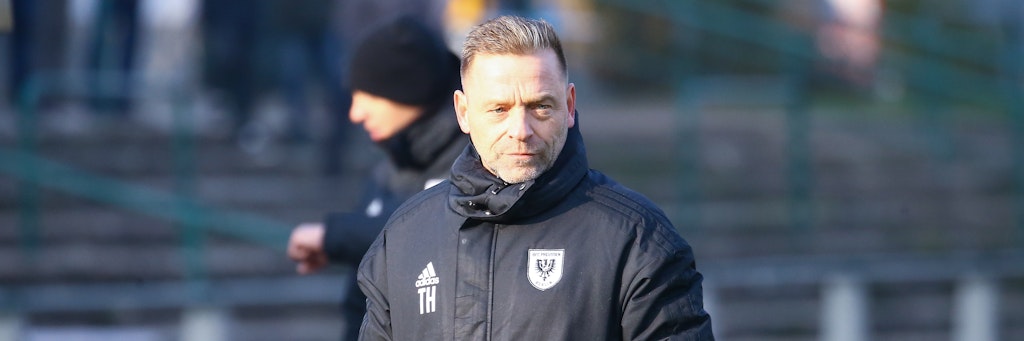 Cheftrainer Thomas Icke Häßler (BFC Preussen) an der Seitenlinie. 