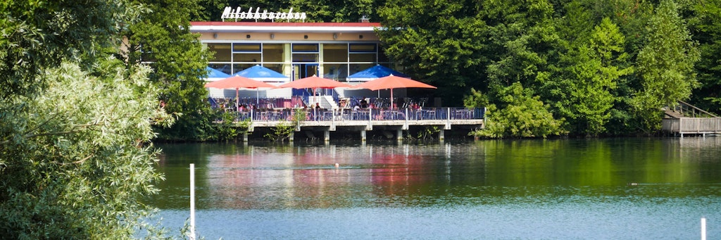Der Weiße See im Bezirk Pankow mit Blick auf das Café Milchhäuschen.