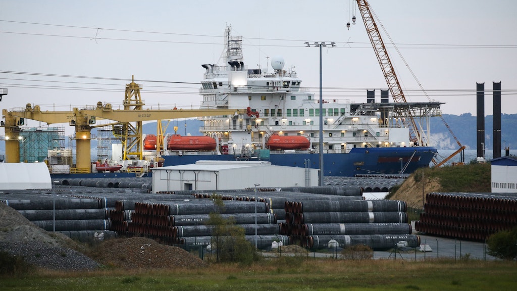 Ein russisches Verlegeschiff liegt im Hafen Sassnitz-Mukran für den Weiterbau der Nord-Stream-2-Pipeline. Jetzt werden Forderungen laut, den Bau der rund 1200 Kilometer langen Röhre quer durch die Ostsee zu stoppen.