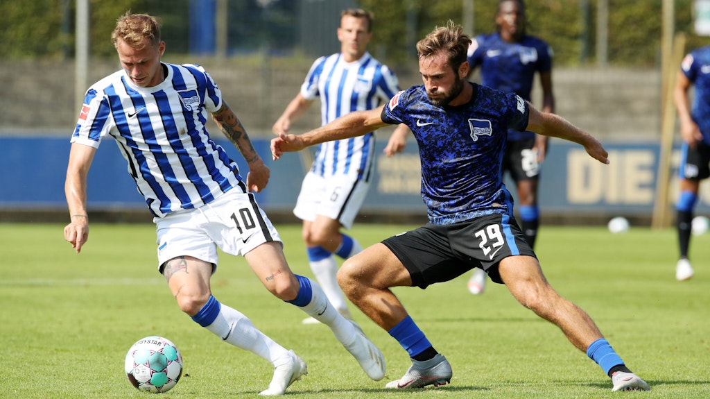 Nostalgisch und modern: Herthas neues Heim- und Auswärtstrikot (r.) – noch ohne Sponsor. 