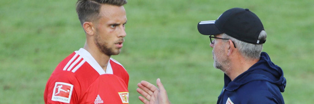 Lauscht aufmerksam den Worten von Trainer Urs Fischer: Marcus Ingvartsen (l.).