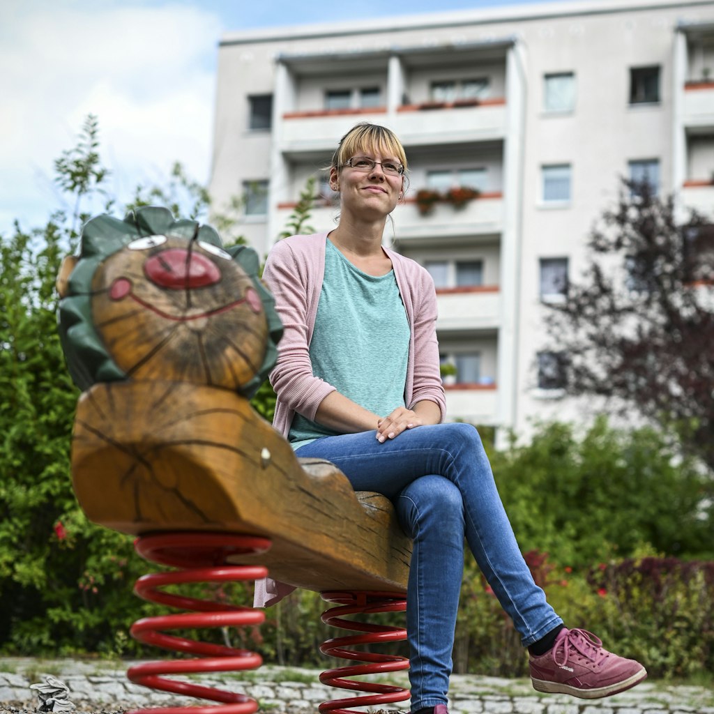 Kathleen Sudrow (36) auf einem Spielplatz in Marzahn-Hellersdorf. 