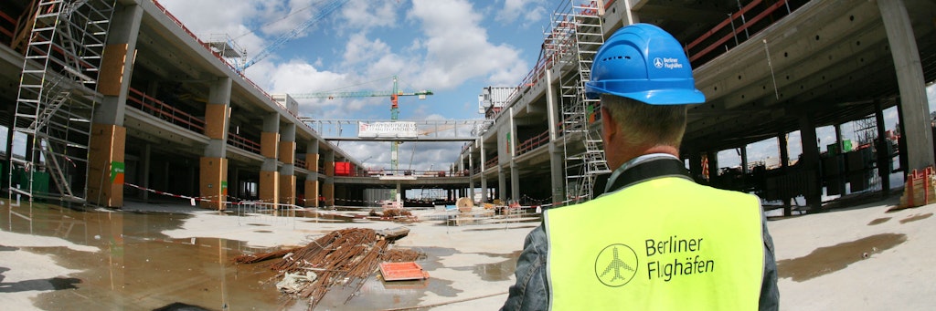 Blick in den fertigen Rohbau der Haupthalle des Terminals am künftigen Berliner Hauptstadt-Airport.