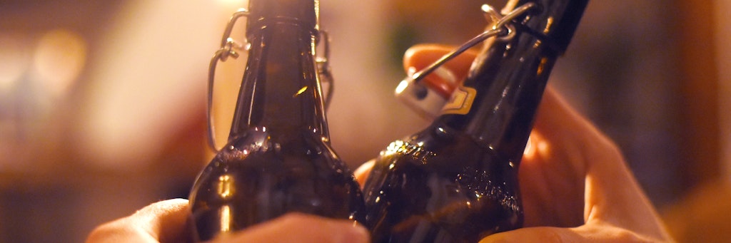 Zwei Personen stoßen in einer Kneipe mit Bier an. Angesichts anhaltend hoher Corona-Infektionszahlen schlägt der Bund für Feiern in privaten Räumen eine Obergrenze von 25 Teilnehmern vor. 