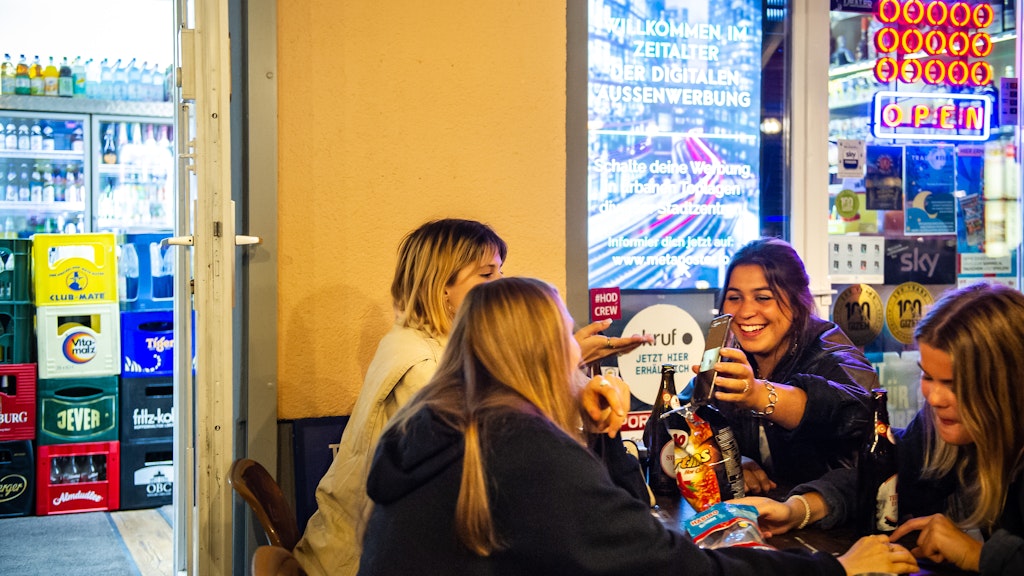 Hannah Merzouki und ihre Gang an ihrem Lieblingsort: einem Späti in der Danziger Straße.<br>