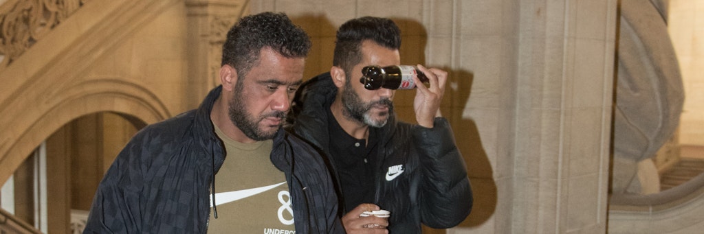Die Brüder Arafat (li.) und Rommel Abou-Chaker im Gerichtsgebäude. Rommel scheint Cola light zu bevorzugen. 