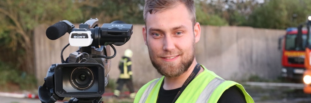 Der Reporter Julian Stähle soll bei einem SEK-Einsatz Opfer von Polizeigewalt geworden sein. Eine Videoaufnahme zeigte den Angriff.<br>