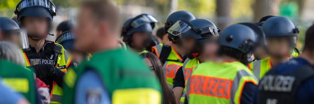 Polizei und Feuerwehr waren nach einem Amok-Alarm zu einem Einsatz an der Schule ausgerückt. (Symbolbild)