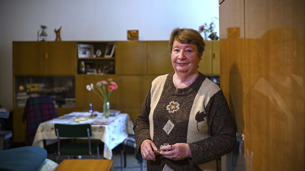 Monika Krannig in ihrer Wohnung: Im Hintergrund die Schrankwand, rechts ein Schrank aus Zeulenroda. Sie kann sich in der immer noch glatten Holzoberfläche spiegeln.
