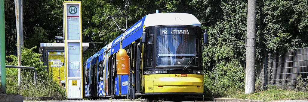 Eine Straßenbahn der Linie M2 an der Wendeschleife in Heinersdorf.