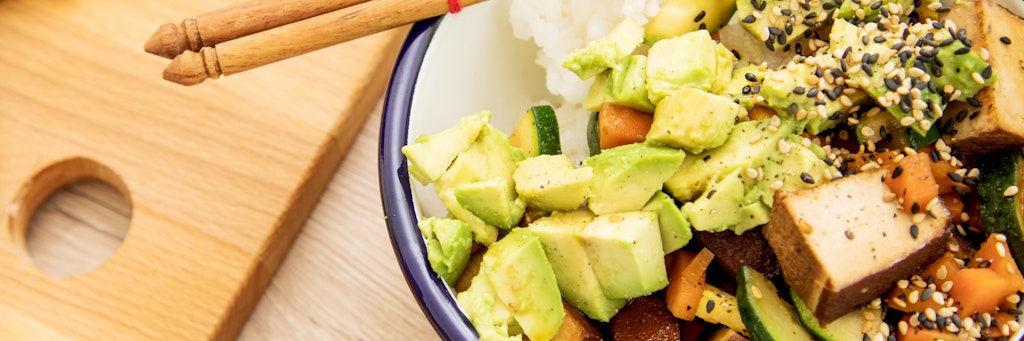 Aus Tofu, Avocado und anderen Zutaten lässt sich eine schmackhafte Bowl zubereiten. 