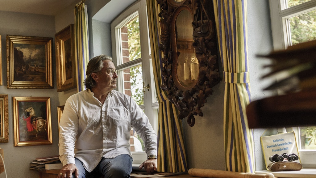 Peter-Michael Diestel im Arbeitszimmer seines Wohnhauses in Zislow. <br><br>Foto: Carsten Koall <br><br>