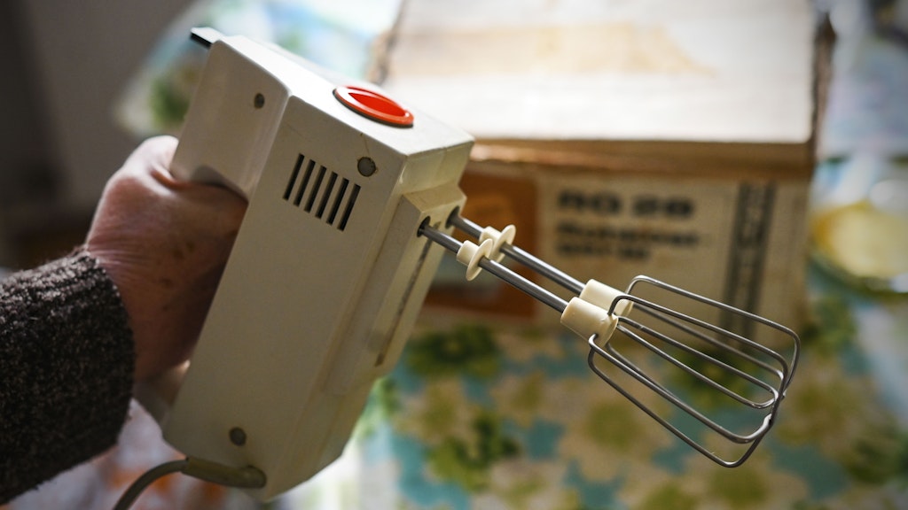 Den Mixer aus dem Osten verwendet Monika Krannig noch heute, wenn sie einen Rührteig zubereitet.