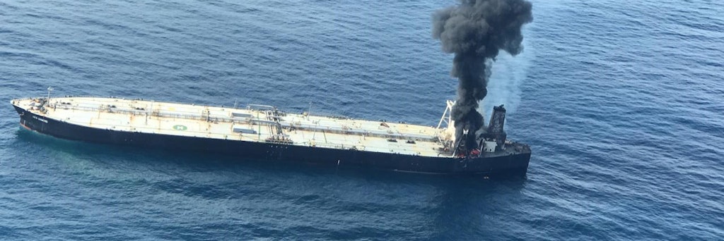 Rauch steigt über dem Öltanker „New Diamond“ auf. Noch hat das Feuer die Fracht nicht erreicht.
