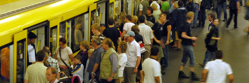 Fahrgäste drängen sich vor der U7 an der Station Hermannplatz in Berlin. Wir Erwachsene vergessen unsere Vorbild-Funktion. 