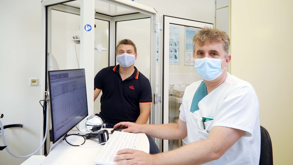 04.09.2020, Berlin - Deutschland. Dimitri Boulgakov (47) war an Corona erkrankt und kämpft noch mit den Nachwirkungen. Dr. Torsten Blum (48, Oberarzt der Pneumologie im Heliosklinikum Emil-von-Behring) behandelt ihn weiterhin. Der Monitor zeigt die Ergebnisse der Lungenuntersuchung.