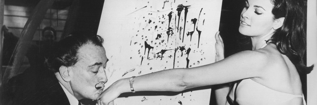 Raquel Welch steht dem spanischen Maler Salvador Dalí Modell, im Jahr 1966.