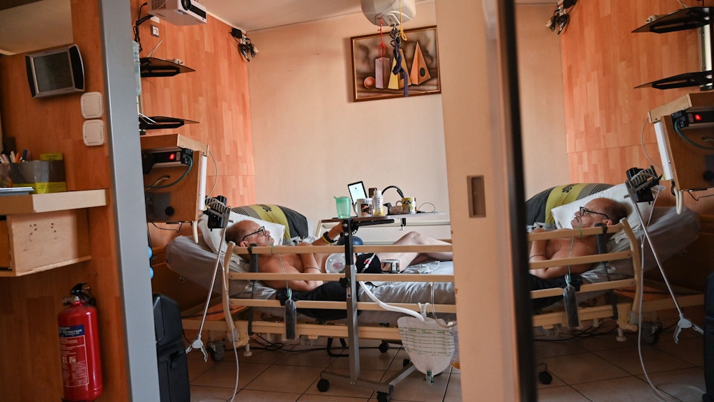 Alain Cocq liegt auf einem Krankenbett in seiner Wohnung in Dijon.
