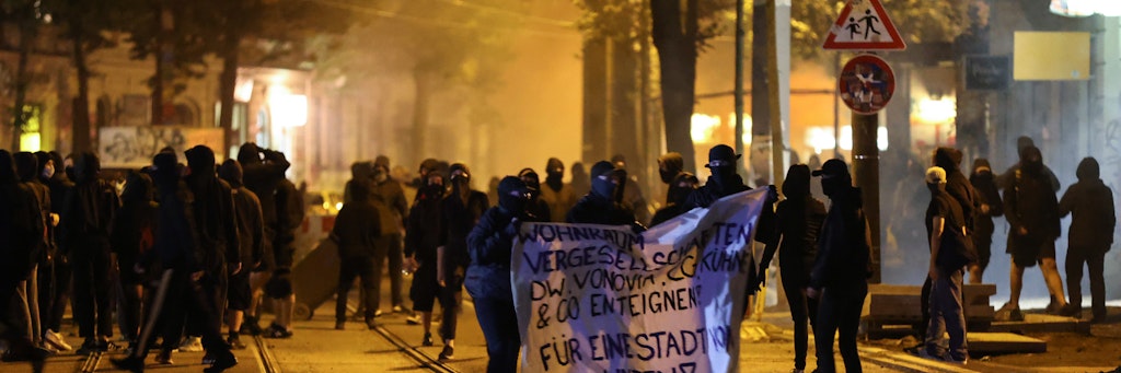 Demonstranten protestieren in Leipzig gegen die Räumung eines besetzten Hauses.