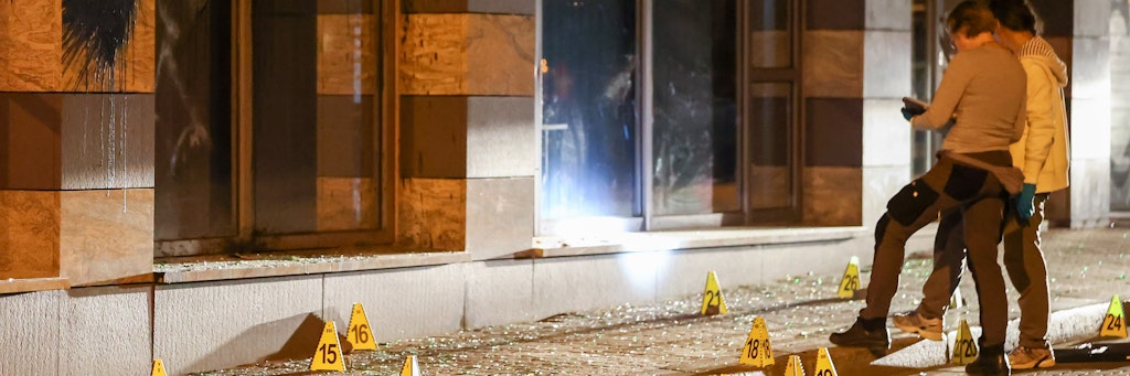 Polizeibeamte sichern Spuren, nachdem während einer linken Demonstration ein Polizeiposten in Connewitz angegriffen wurde.