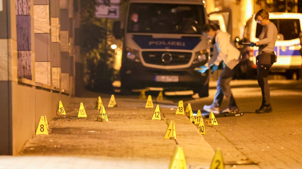 Polizisten sichern Spuren nach den Ausschreitungen im Stadtteil Connewitz, zu denen es wegen der Räumung eines besetzten Hauses kam.