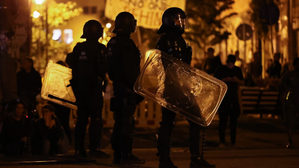 Polizisten vor den Krawallen um die Räumung eines besetzten Hauses. Acht Beamte wurden bei den Ausschreitungen leicht verletzt.