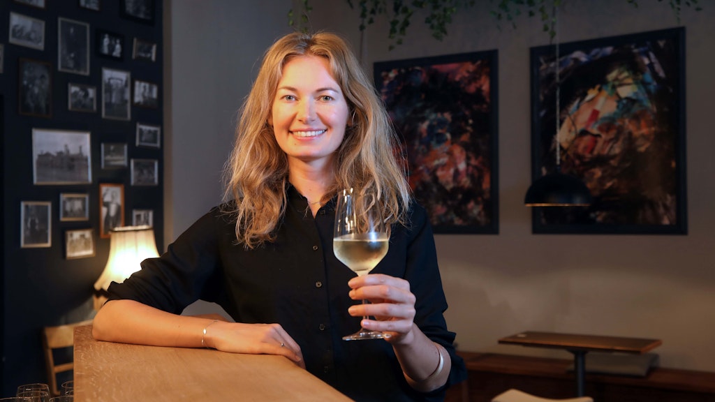In der Zeroliq Bar in Friedrichshain wird Alkoholfreies serviert. Chefin Slavena Korsun (32) mit einem Riesling.