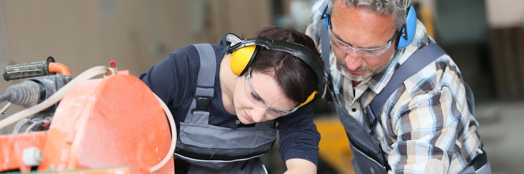 Auch mit einem durchschnittlichen Hauptschulabschluss können Jugendliche eine Ausbildung im Handwerk finden.