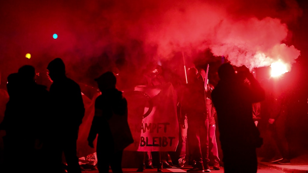 Die Demonstranten zogen durch den Stadtteil Connewitz in Leipzig. Nach zwei Hausbesetzungen erlebte die Stadt heftige Ausschreitungen.