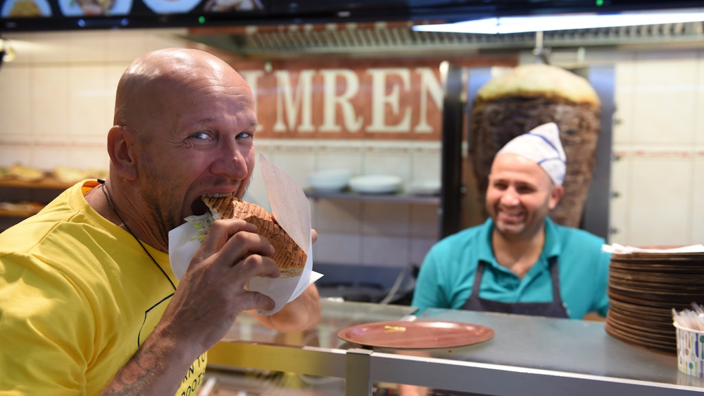 Sternekoch Sauli Kemppainen gönnt sich gern einen Döner bei Imren-Döner. Hier: Imbiss-Mitarbeiter Suleyman.