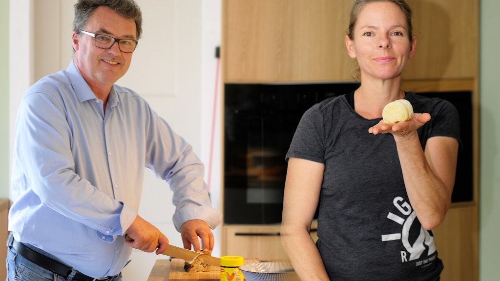 Peter und Sonja Frühsammer setzen zu Hause auf Brotsuppe mit Instant-Brühe und Harzer Käse.