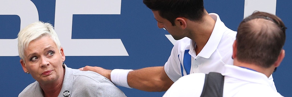 Novak Djokovic zeigte sich hinterher geschockt und entschuldigte sich bei der Linienrichterin.
