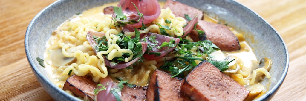 Instant-Nudelsuppe mit Dosen-Frühstücksfleisch und Schmelzkäse – es klingt nach Studenten-Party, ist aber das heimliche Lieblingsessen von Koch Felix Mielke.