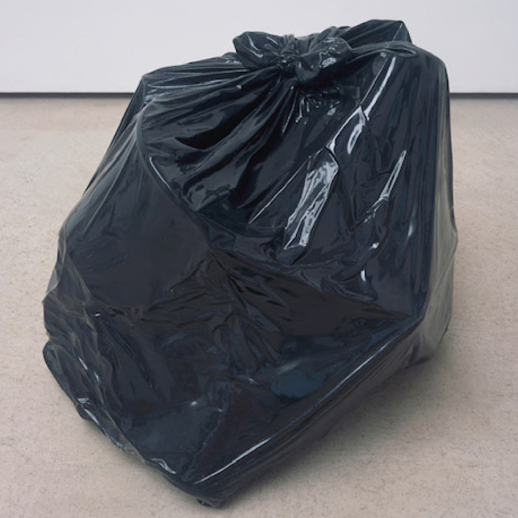 Das Kunstwerk erinnert an einen Müllsack.