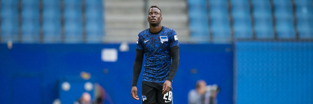 Dodi Lukebakio muss sich Gedanken machen. Herthas Trainer Labbadia erteilte die Höchststrafe und wechselte ihn nach 45 Minuten aus.