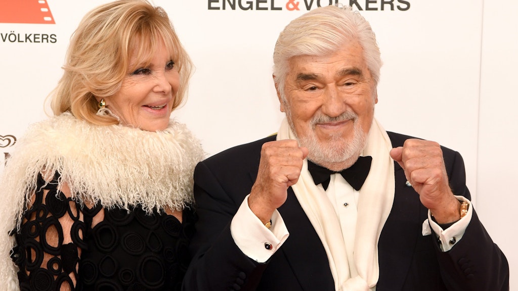 Mario Adorf ist seit 35 Jahren in zweiter Ehe mit Monique Faye verheiratet.