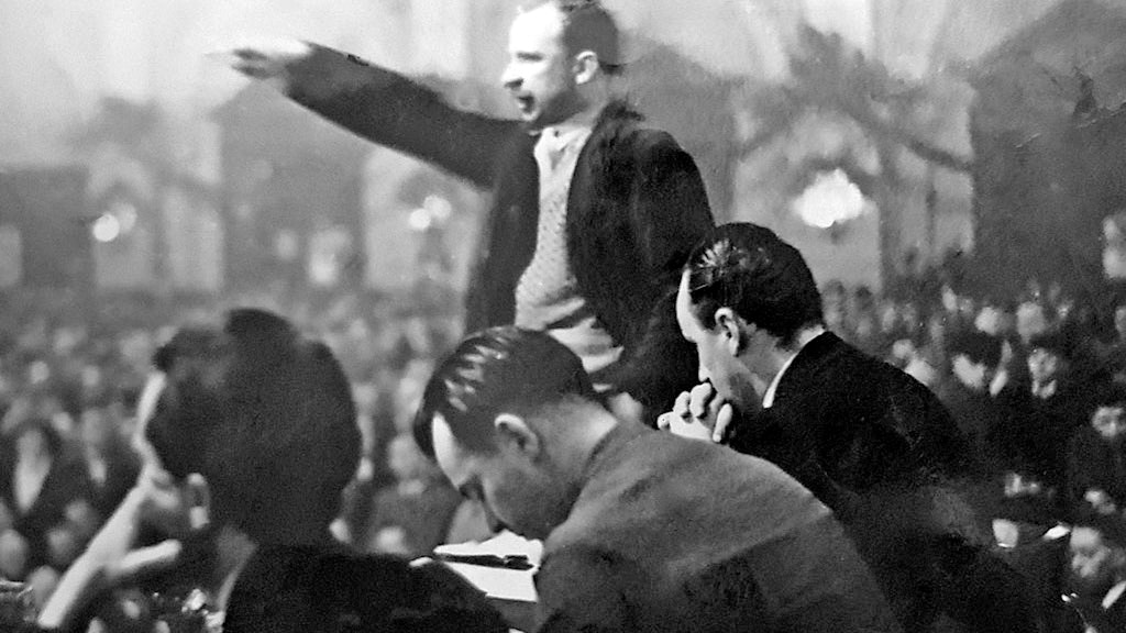 Walter Ulbricht bei einer Wahlkampfrede am 22. Januar 1931 im Saalbau Friedrichshain. Vorne links sitzt sein Konkurrent, damalige Berliner Gauleiter der NSDAP, Joseph Goebbels.