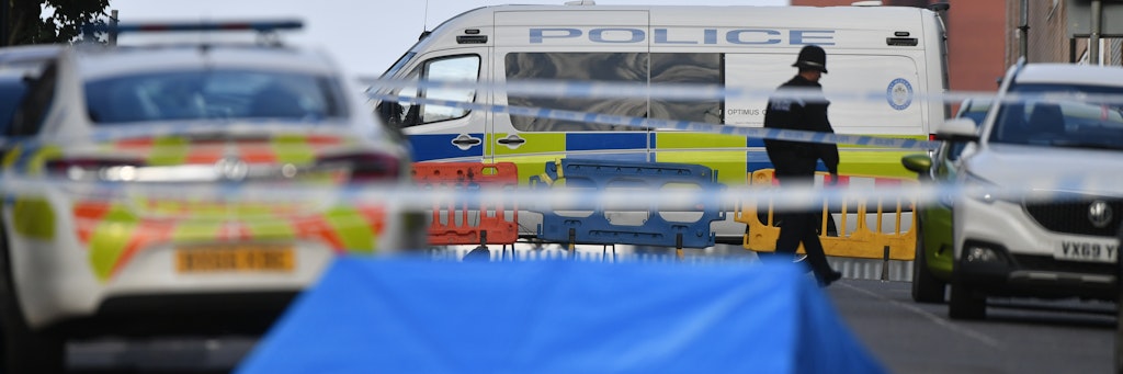 Polizei steht am abgesperrten Tatort im Stadtzentrum von Birmingham - auch dort wurden im Stadtzentrum mehrere Menschen durch Messerstiche verletzt.
