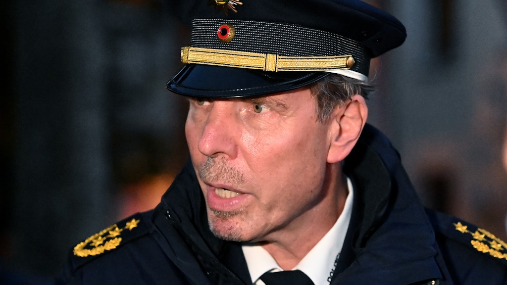 Torsten Schultze, Polizeipräsident von Leipzig, verschafft sich zu Beginn einer Demonstration im Stadtteil Connewitz in Leipzig einen Überblick.