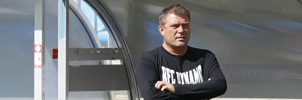 BFC-Trainer Benbennek beobachtet sein Team in Luckenwalde.