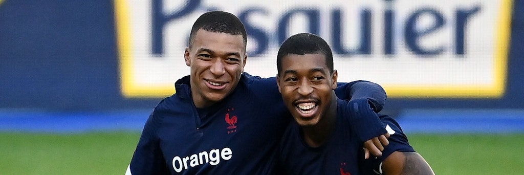 Am Montagvormittag scherzte Kylian Mbappé (l.) im Training mit Teamkollege Presnel Kimpembe. Später stellte sich heraus, dass er positiv auf Covid-19 getestet wurde.