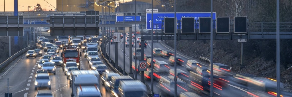 Dichter Verkehr auf der Stadtautobahn A 100. Die Grünen wollen deutlich weniger Autos in der Stadt.