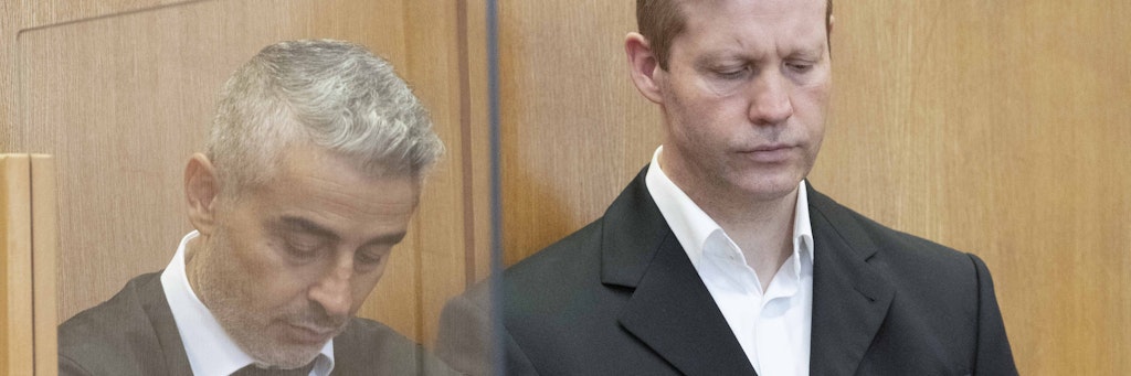 Der Hauptangeklagte Stephan Ernst (rechts) steht vor Verhandlungsbeginn neben seinem aktuellen Anwalt Mustafa Kaplan.