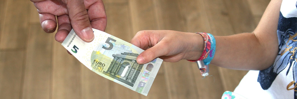 Fünf Euro. Oder lieber mehr? Mit dem Taschengeld lernen Kinder den verantwortungsvollen Umgang mit Geld.