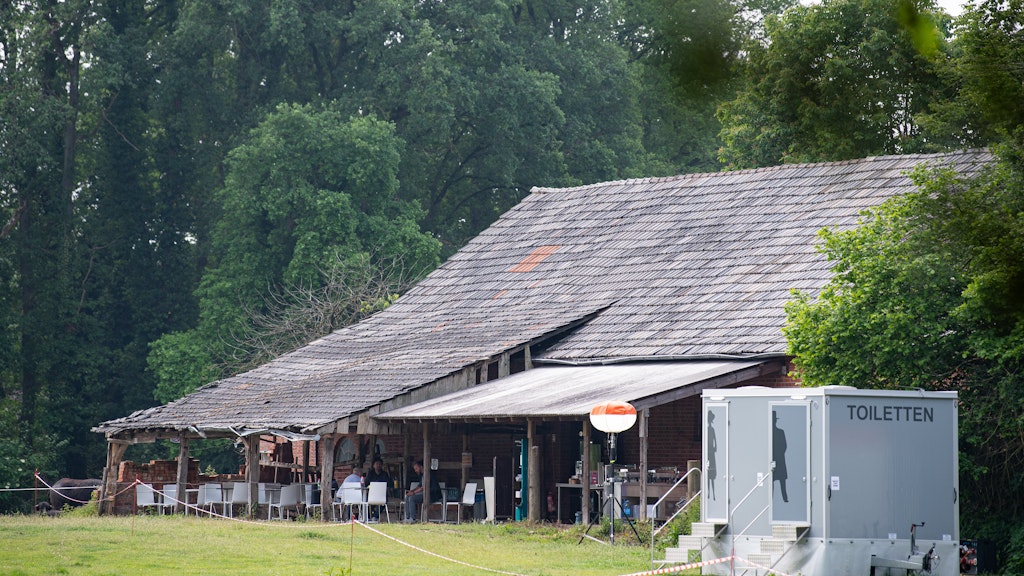 Rückansicht des Gebäudes, in dem der Fernsehsender RTL das „Sommerhaus der Stars“ gedreht hat. Die Reality-Show wurde in diesem Jahr erstmals nicht im Ausland aufgezeichnet, sondern wegen der Corona-Pandemie in Deutschland. 